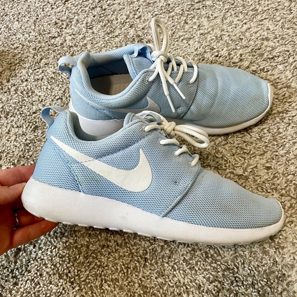 Nike | Women’s Roshe One - Picture 1 of 7